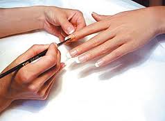 Pose faux ongles en résine