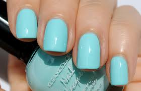 Vernis à ongles bleu claire